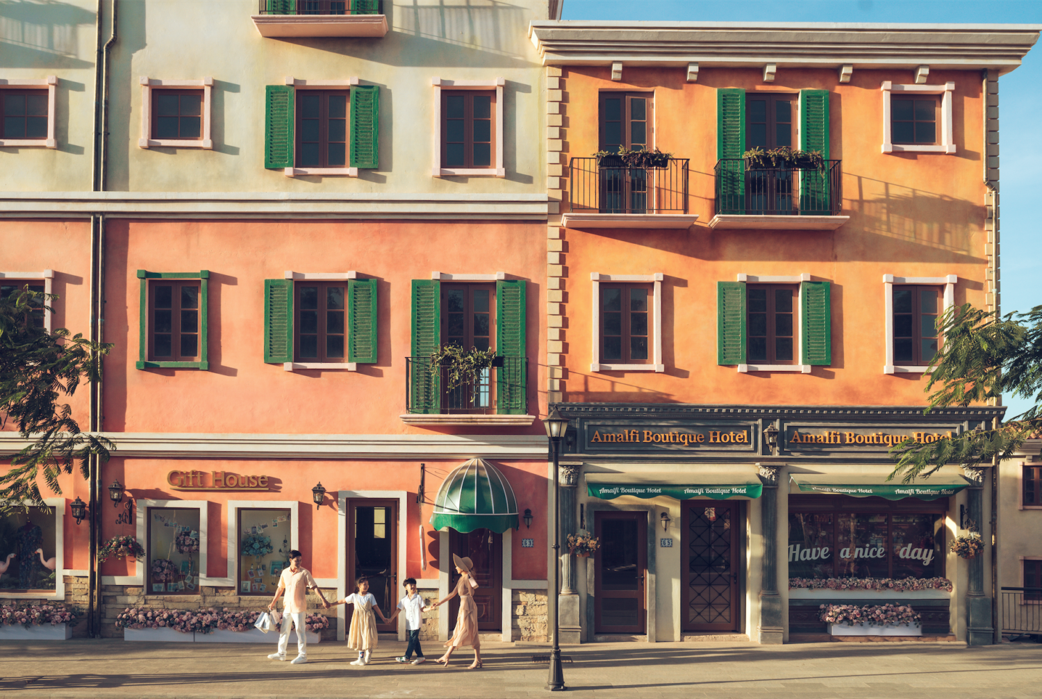 Hình ảnh thực tế Shophouse Địa Trung Hải dãy Amalfi trên đường đến ga cáp treo đi Hòn Thơm